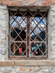 fenetre-rue-village-sonogno-vallee-verzasca-suisse