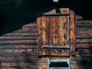 fenetre-volets-chalet-bois-village-randa-suisse