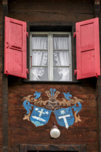 fenetre-volets-rouge-village-randa-suisse