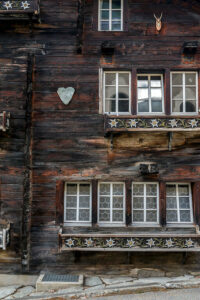 fenetres-chalet-bois-village-randa-suisse