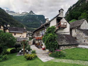 grande-maison-village-sonogno-vallee-verzasca-suisse
