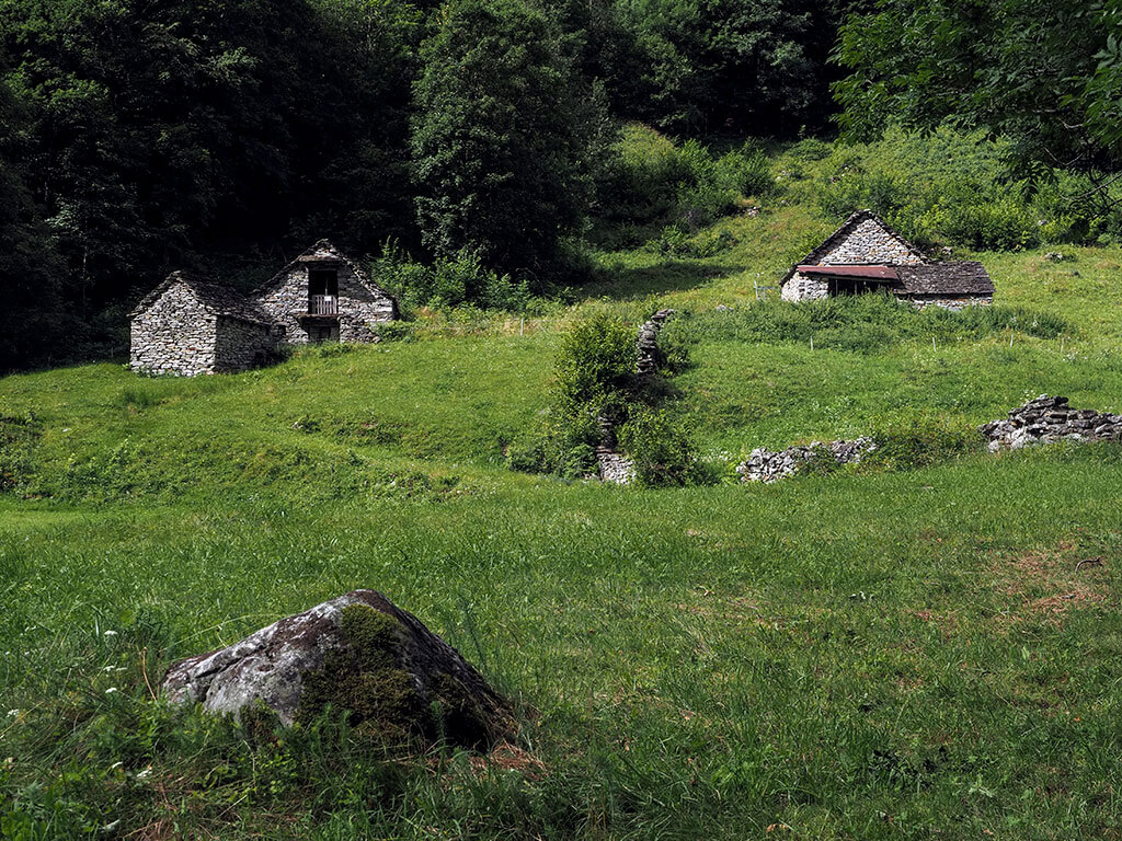 Granges en pierre de la vallée de Verzasca en Suisse