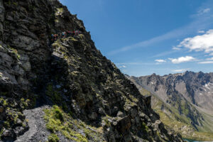 groupe-randonneurs-sentier-lac-fenetre-col-grand-saint-bernard-suisse