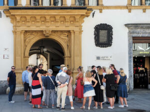 groupe-touristes-rue-herrengasse-graz-autriche