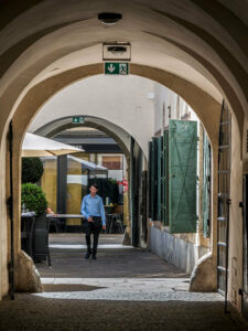homme-marche-passage-voute-rue-graz-autriche