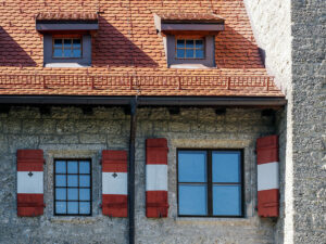 immeuble-volets-rouge-blanc-rue-salzburg-autriche