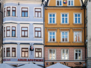 immeubles-colores-bleu-jaune-rue-graz-autriche