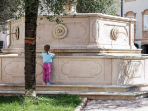 jeune-fille-fontaine-place-abbaye-saint-pierre-salzburg-autriche