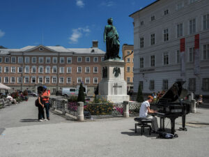 joueur-piano-place-mozart-salzburg-autriche