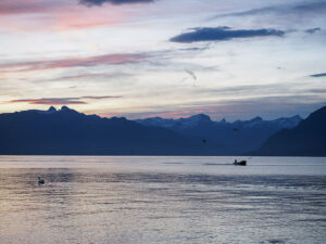lever-soleil-bateau-pecheur-lac-leman-lausane-suisse