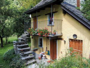 maison-jaune-hameau-vallee-verzasca-suisse