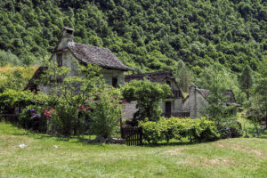 maisons-hameau-vallee-verzasca-suisse