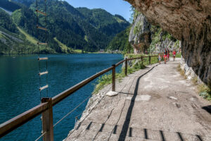 marcheurs-falaise-lac-gosau-autriche