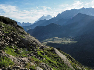 montagnes-lac-fenetre-col-grand-saint-bernard-suisse