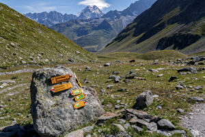 panneaux-signaletique-sentier-lac-fenetre-col-grand-saint-bernard-suisse