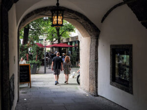 passage-voute-placette-rue-greteidegasse-salzburg-autriche