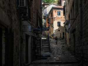passants-rue-centre-kotor-montenegro