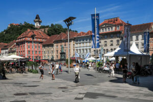 promeneurs-hauptplaz-graz-autriche