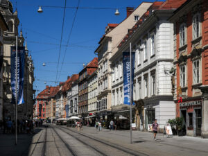 promeneurs-rue-herrengasse-graz-autriche