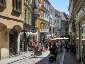 promeneurs-rue-pavee-pietonne-graz-autriche