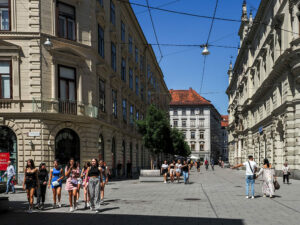 promeneurs-rue-schmiedgasse-graz-autriche