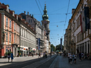 promeneurs-tramway-rue-herrengasse-graz-autriche