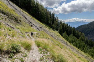 randonneur-sentier-bisse-rho-crans-montana-suisse