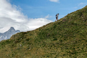 randonneur-sentier-lac-fenetre-col-grand-saint-bernard-suisse