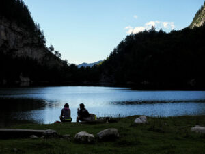 randonneurs-assis-coucher-soleil-lac-arriere-gosau-autriche