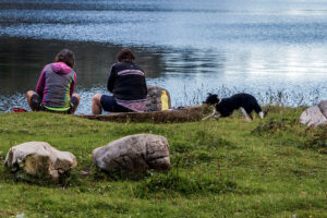 randonneurs-assis-lac-arriere-gosau-autriche
