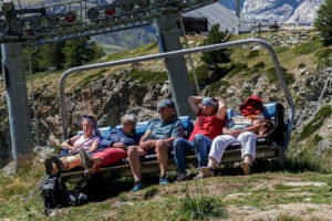 randonneurs-assis-siege-sentier-mont-cervin-suisse