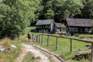 randonneurs-famille-hameau-vallee-verzasca-suisse