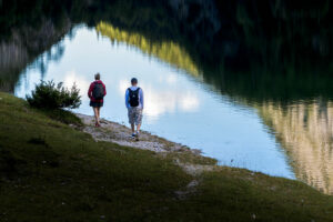 randonneurs-lac-arriere-gosau-autriche