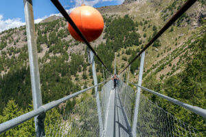 randonneurs-passerelle-randa-suisse