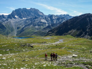 randonneurs-sentier-lac-fenetre-col-grand-saint-bernard-suisse