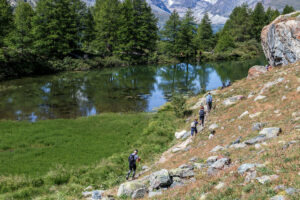 randonneurs-sentier-tour-lacs-mont-cervin-suisse