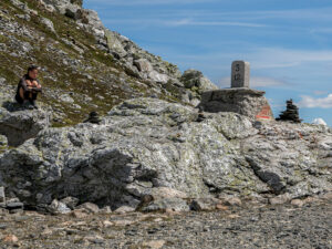 randonneuse-assise-col-sentier-lac-fenetre-col-grand-saint-bernard-suisse