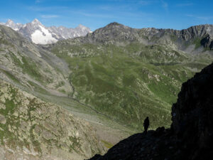 randonneuse-montagne-sentier-lac-fenetre-col-grand-saint-bernard-suisse