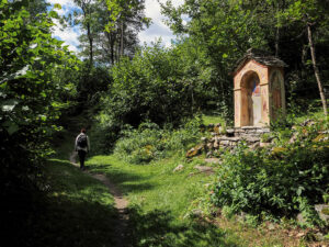 randonneuse-oratoire-vallee-verzasca-suisse