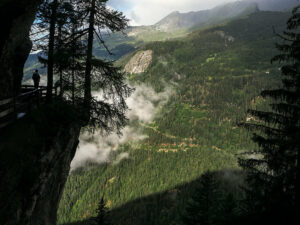 randonneuse-sentier-bisse-rho-crans-montana-suisse