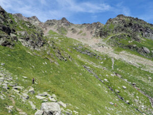 randonneuse-sentier-lac-fenetre-col-grand-saint-bernard-suisse