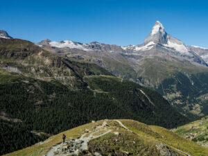 randonneuse-sentier-tour-lacs-mont-cervin-suisse