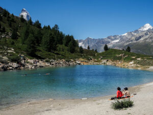 randonneuses-assises-lac-grunsse-sentier-mont-cervin-suisse