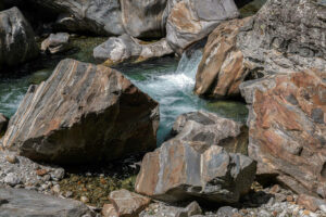 rochers-riviere-vallee-verzasca-suisse