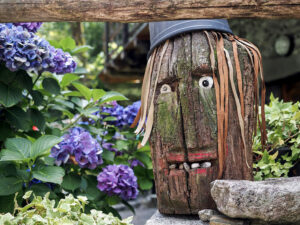 sculpture-bois-hameau-vallee-verzasca-suisse