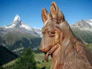 sculpture-chien-bois-mont-cervin-suisse