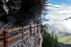 sentier-falaise-bisse-rho-crans-montana-suisse