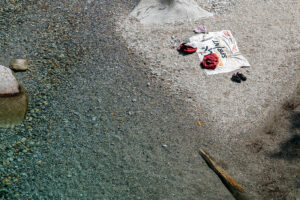 serviette-habits-baigneur-riviere-vallee-verzasca-suisse