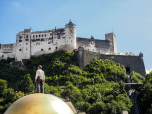 sphaera-statue-homme-boule-or-forteresse-hohensalzburg-salzburg-autriche