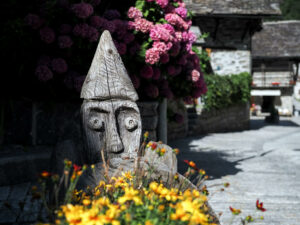 statue-bois-rue-village-sonogno-vallee-verzasca-suisse